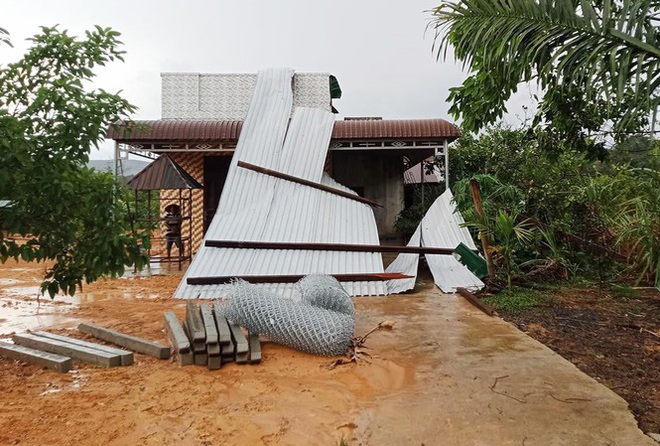 Lốc xo&aacute;y bất ngờ thổi bay h&agrave;ng chục m&aacute;i nh&agrave; ở L&acirc;m Đồng - Ảnh 1.