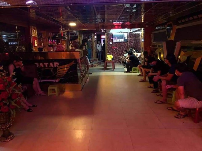 9 thanh niên nam nữ phê ma túy trong quán karaoke bất chấp lệnh cấm mở cửa đón khách - Ảnh 1.