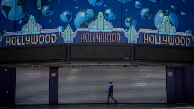 Một kỷ nguy&ecirc;n đen tối bao phủ Hollywood từ Covid-19: Doanh thu về 0, cả trăm ng&agrave;n người chẳng c&ograve;n biết đi về đ&acirc;u - Ảnh 1.