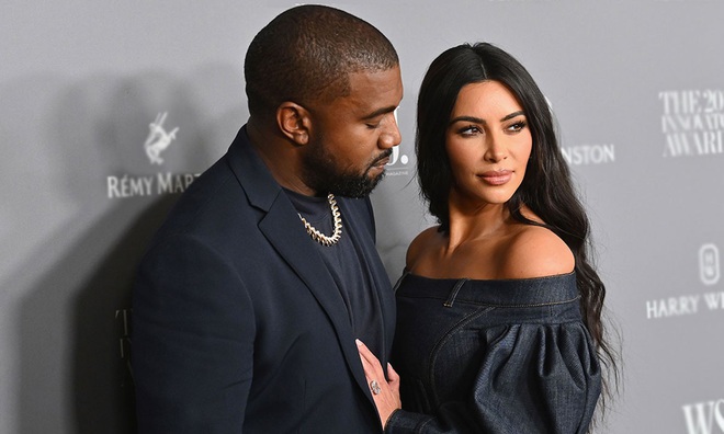 Kanye West ngoại tình sau lưng Kim Kardashian, thậm chí công khai "dòm ngó"  4 cô chị em ruột nóng bỏng của vợ?