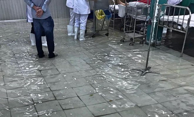 Bệnh viện ngập s&acirc;u trong nước sau cơn mưa chiều - Ảnh 2.