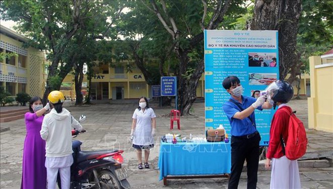  Ghi nhận ng&agrave;y đầu học sinh trở lại trường học sau đợt nghỉ dịch COVID-19  - Ảnh 1.