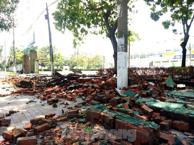 Lốc lớn ở B&igrave;nh Dương l&agrave;m tường SVĐ G&ograve; Đậu đổ sập - Ảnh 1.