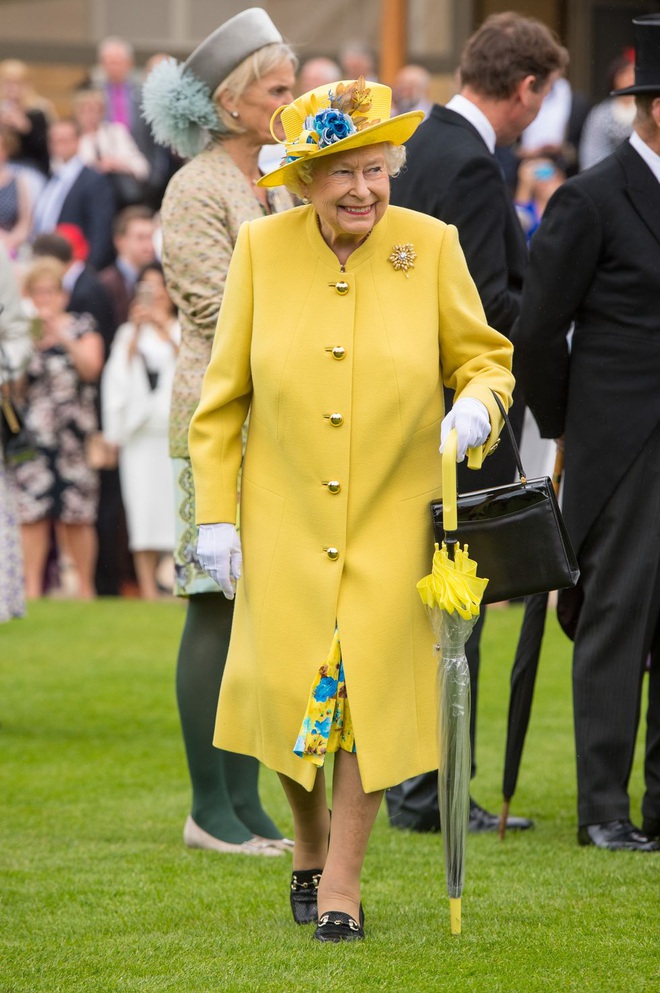 The secret of the Queen's clothes for 100 years has just been revealed: Not the principles, but the tiny details of one shoulder - Photo 2.