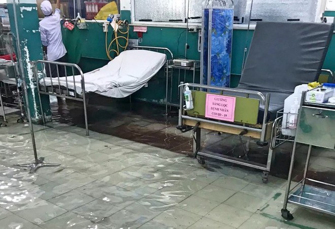 Bệnh viện ngập s&acirc;u trong nước sau cơn mưa chiều - Ảnh 3.