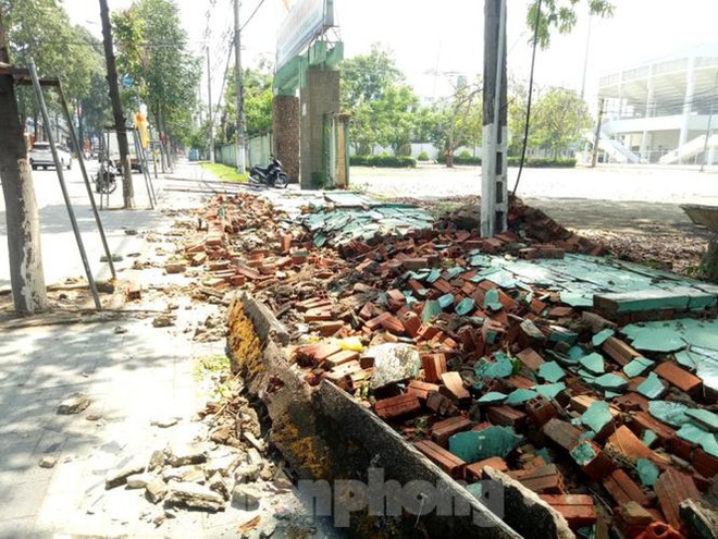 Lốc lớn ở B&igrave;nh Dương l&agrave;m tường SVĐ G&ograve; Đậu đổ sập - Ảnh 3.