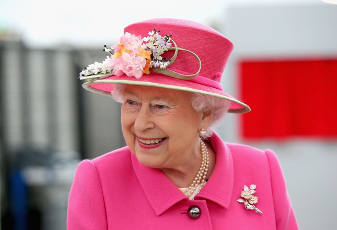 Bí mật váy áo của Nữ hoàng Anh suốt 100 năm vừa mới được tiết lộ: Không phải các nguyên tắc mà ở chi tiết nhỏ xíu 1 bên vai - Ảnh 3.