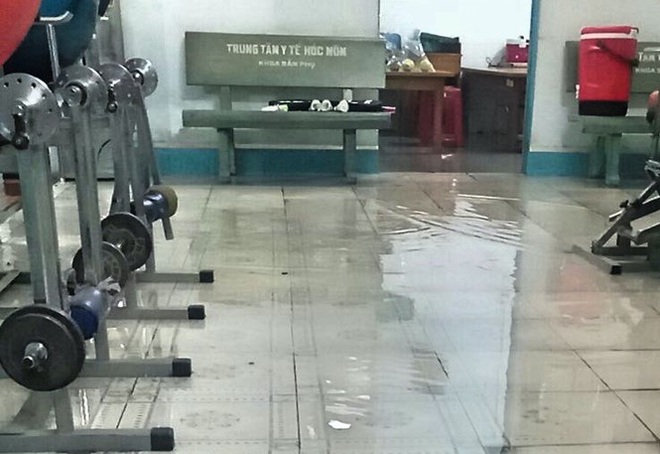 Bệnh viện ngập s&acirc;u trong nước sau cơn mưa chiều - Ảnh 4.