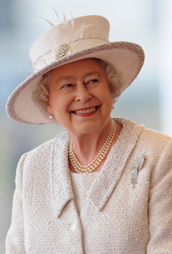 Bí mật váy áo của Nữ hoàng Anh suốt 100 năm vừa mới được tiết lộ: Không phải các nguyên tắc mà ở chi tiết nhỏ xíu 1 bên vai - Ảnh 5.
