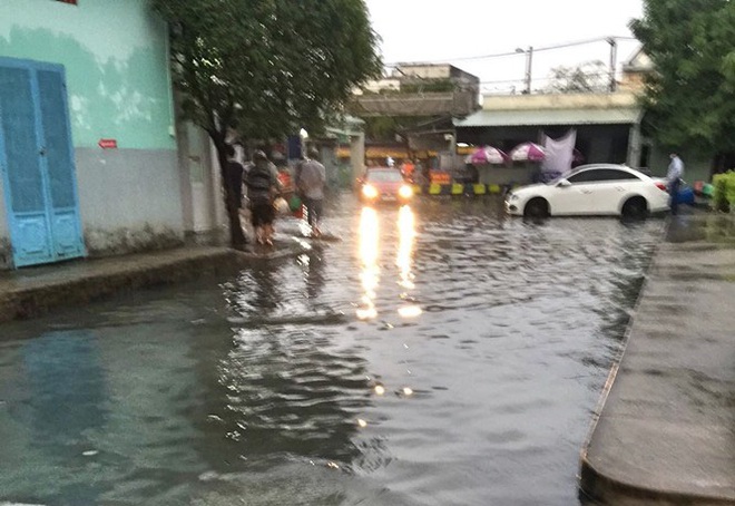 Bệnh viện ngập s&acirc;u trong nước sau cơn mưa chiều - Ảnh 6.