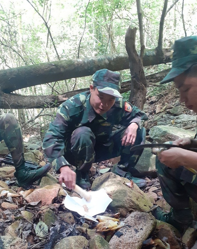 Ảnh: 20 giờ tr&egrave;o đ&egrave;o, lội suối t&igrave;m kiếm 2 c&ocirc; g&aacute;i bị lạc trong rừng s&acirc;u - Ảnh 6.