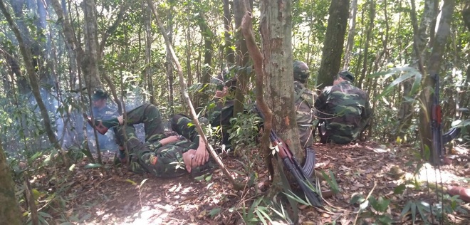 Ảnh: 20 giờ tr&egrave;o đ&egrave;o, lội suối t&igrave;m kiếm 2 c&ocirc; g&aacute;i bị lạc trong rừng s&acirc;u - Ảnh 7.