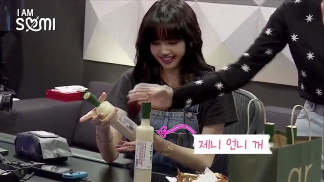 Lisa (BLACKPINK) đ&uacute;ng l&agrave; tay chơi h&agrave;ng hiệu: L&ecirc;n đồ hẹn h&ograve; nữ thần lai sương sương đ&atilde; 1,2 tỷ đồng, cho&aacute;ng nhất l&agrave; đồng hồ - Ảnh 3.