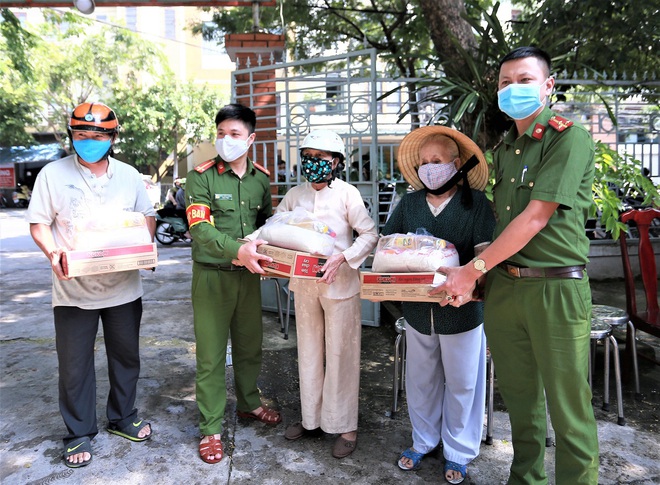 Những phần quà yêu thương của các chiến sỹ Công an giúp người nghèo vượt qua mùa dịch Covid-19 - Ảnh 2.