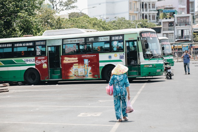 Từ sáng tới trưa chỉ có 4 khách, xe buýt ở Sài Gòn phòng dịch như thế nào trong ngày đầu hoạt động trở lại? - Ảnh 1.