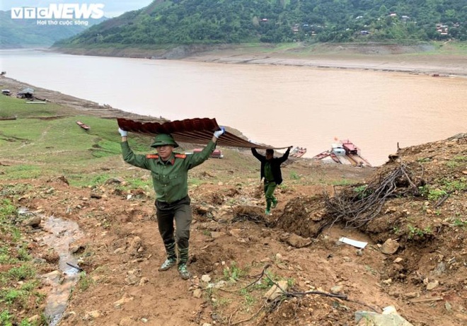 Ảnh: Công an vượt đồi giúp dân Sơn La sửa chữa hàng trăm ngôi nhà bị tốc mái - Ảnh 8.