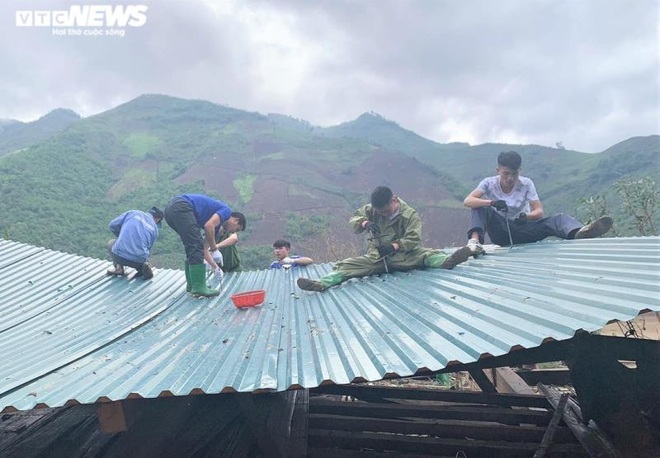 Ảnh: Công an vượt đồi giúp dân Sơn La sửa chữa hàng trăm ngôi nhà bị tốc mái - Ảnh 14.