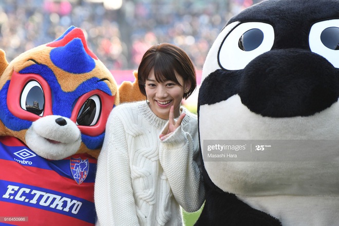 Ngẩn ngơ trước nhan sắc của nữ giám đốc J.League: Nụ cười dễ thương cùng thân hình nóng bỏng khiến người yêu bóng đá Nhật Bản phát cuồng - Ảnh 2.