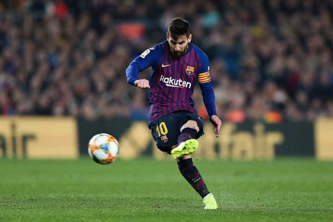 Hé lộ bí ẩn đằng sau cú đá phạt của Messi: Kỹ thuật thượng thừa khiến mọi thủ môn phải bó tay nhưng đi kèm là hiểm họa có thể gặp chấn thương nặng bất cứ lúc nào - Ảnh 1.