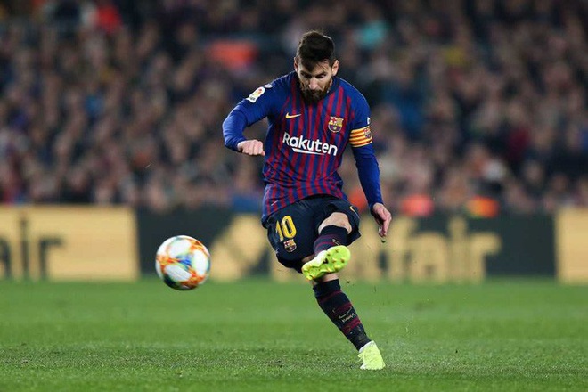 H&eacute; lộ b&iacute; ẩn đằng sau c&uacute; đ&aacute; phạt của Messi: Kỹ thuật thượng thừa khiến mọi thủ m&ocirc;n phải b&oacute; tay nhưng đi k&egrave;m l&agrave; hiểm họa c&oacute; thể gặp chấn thương nặng bất cứ l&uacute;c n&agrave;o - Ảnh 1.