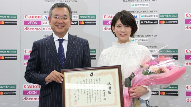 Ngẩn ngơ trước nhan sắc của nữ giám đốc J.League: Nụ cười dễ thương cùng thân hình nóng bỏng khiến người yêu bóng đá Nhật Bản phát cuồng - Ảnh 5.
