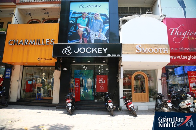 Loạt khu phố thời trang ở Hà Nội mở cửa trở lại, giảm giá sốc lên tới 80%  - Ảnh 1.
