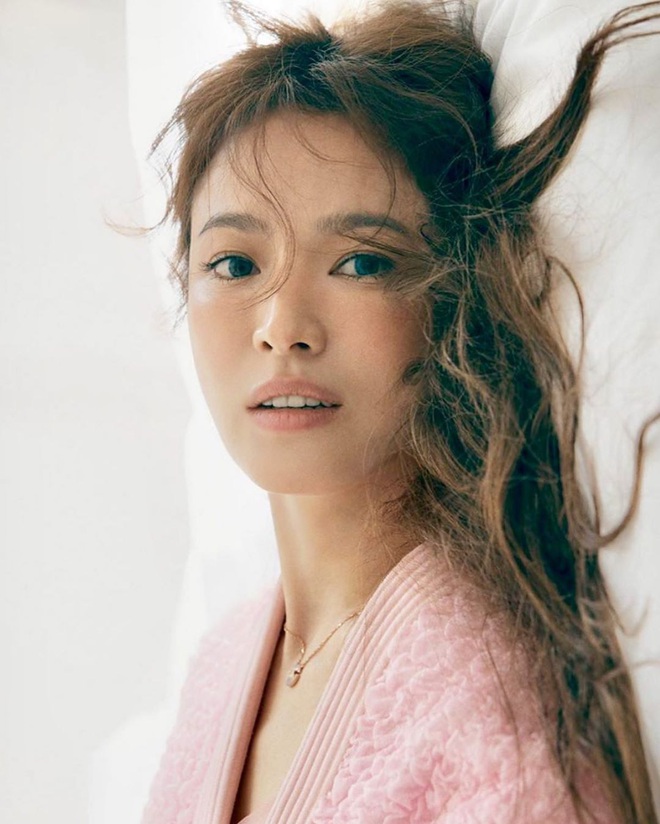 Hôm qua bị chê như búp bê ma, nay Song Hye Kyo đáp lại bằng loạt ảnh vừa lạ vừa đẹp muốn xỉu: U40 vẫn là nàng thơ châu Á! - Ảnh 9.