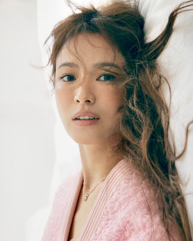 H&ocirc;m qua bị ch&ecirc; như b&uacute;p b&ecirc; ma, nay Song Hye Kyo đ&aacute;p lại bằng loạt ảnh vừa lạ vừa đẹp muốn xỉu: U40 vẫn l&agrave; n&agrave;ng thơ ch&acirc;u &Aacute;! - Ảnh 9.