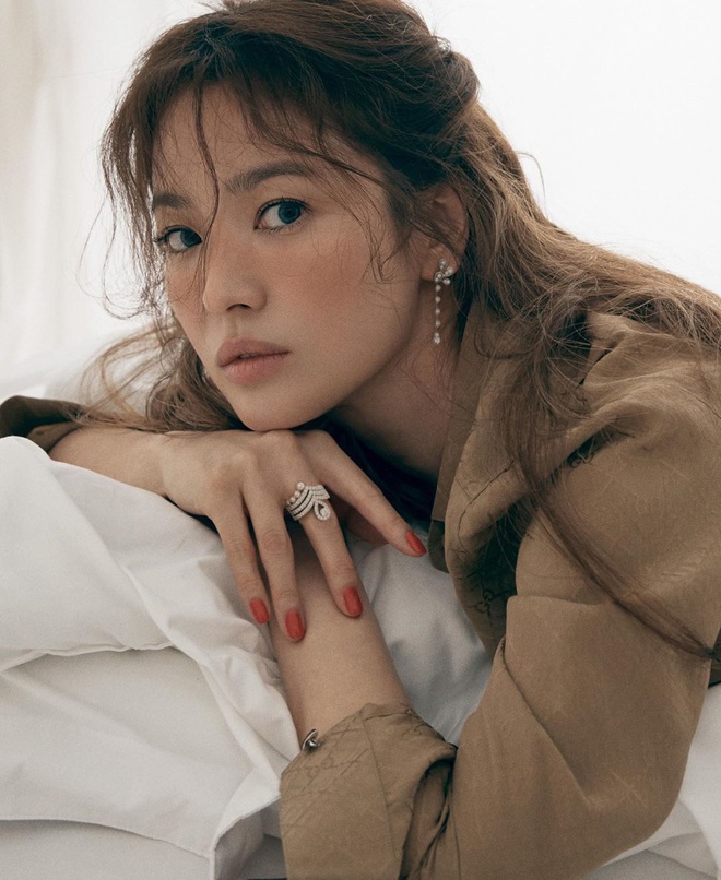 H&ocirc;m qua bị ch&ecirc; như b&uacute;p b&ecirc; ma, nay Song Hye Kyo đ&aacute;p lại bằng loạt ảnh vừa lạ vừa đẹp muốn xỉu: U40 vẫn l&agrave; n&agrave;ng thơ ch&acirc;u &Aacute;! - Ảnh 7.