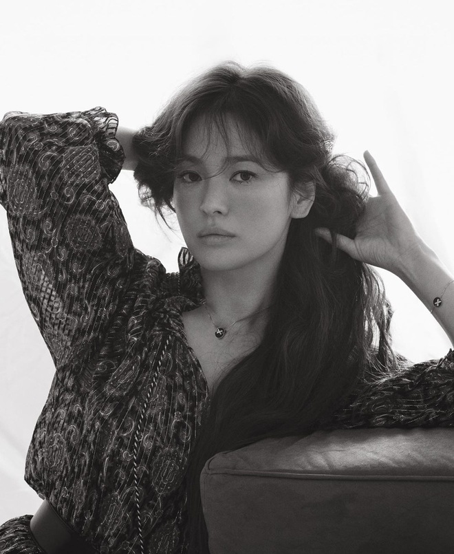 H&ocirc;m qua bị ch&ecirc; như b&uacute;p b&ecirc; ma, nay Song Hye Kyo đ&aacute;p lại bằng loạt ảnh vừa lạ vừa đẹp muốn xỉu: U40 vẫn l&agrave; n&agrave;ng thơ ch&acirc;u &Aacute;! - Ảnh 12.