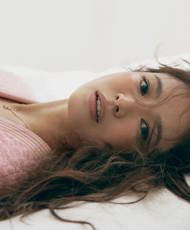 H&ocirc;m qua bị ch&ecirc; như b&uacute;p b&ecirc; ma, nay Song Hye Kyo đ&aacute;p lại bằng loạt ảnh vừa lạ vừa đẹp muốn xỉu: U40 vẫn l&agrave; n&agrave;ng thơ ch&acirc;u &Aacute;! - Ảnh 8.