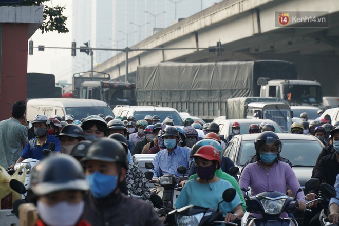 Hà Nội: Nhiều tuyến đường ùn tắc kinh hoàng trong chiều 29/4, một số nhà xe bắt khách giữa đường - Ảnh 1.