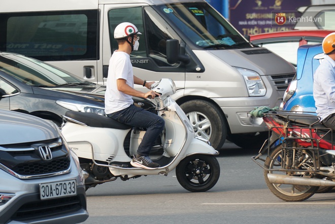 Hà Nội: Nhiều tuyến đường ùn tắc kinh hoàng trong chiều 29/4, một số nhà xe bắt khách giữa đường - Ảnh 9.