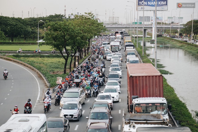 Phà Cát Lái kẹt xe nghiêm trọng do hàng nghìn người đổ về hướng Đồng Nai, Vũng Tàu nghỉ lễ 30/4 - Ảnh 3.