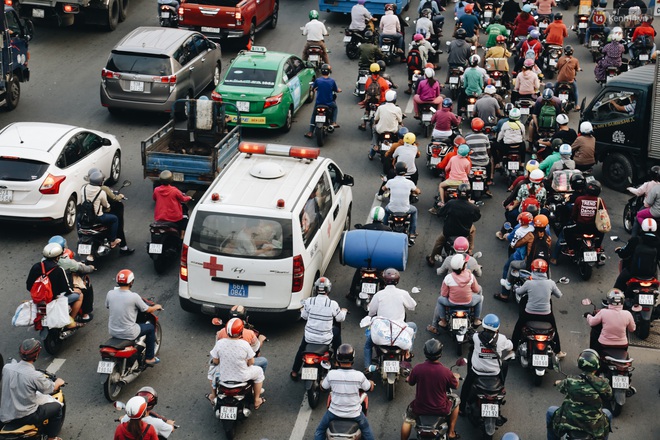 Phà Cát Lái kẹt xe nghiêm trọng do hàng nghìn người đổ về hướng Đồng Nai, Vũng Tàu nghỉ lễ 30/4 - Ảnh 4.