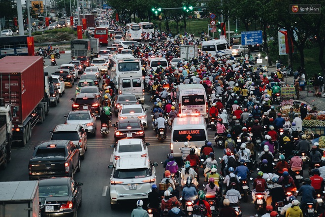 Phà Cát Lái kẹt xe nghiêm trọng do hàng nghìn người đổ về hướng Đồng Nai, Vũng Tàu nghỉ lễ 30/4 - Ảnh 7.