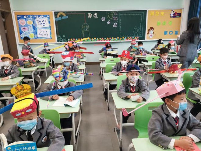 Trung Quốc: Học sinh quay lại trường học với mũ giãn cách xã hội - Ảnh 1.