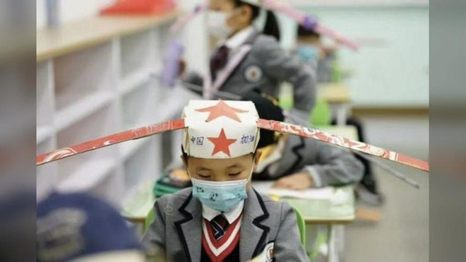 Trung Quốc: Học sinh quay lại trường học với mũ giãn cách xã hội - Ảnh 2.