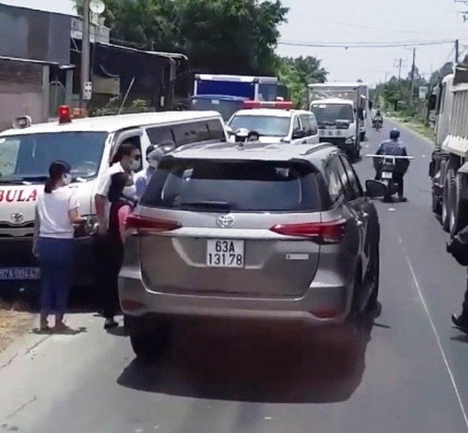 Bức x&uacute;c t&agrave;i xế &ocirc;t&ocirc; chạy lấn l&agrave;n, &eacute;p xe cứu thương v&agrave;o lề đường - Ảnh 1.