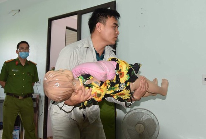 B&eacute; g&aacute;i 4 tuổi bị đ&aacute;nh tử vong v&igrave; nghịch nước trong nh&agrave; vệ sinh - Ảnh 1.