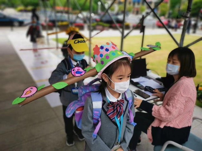 Trung Quốc: Học sinh quay lại trường học với mũ giãn cách xã hội - Ảnh 3.