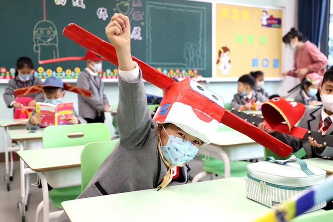 Trung Quốc: Học sinh quay lại trường học với mũ giãn cách xã hội - Ảnh 4.
