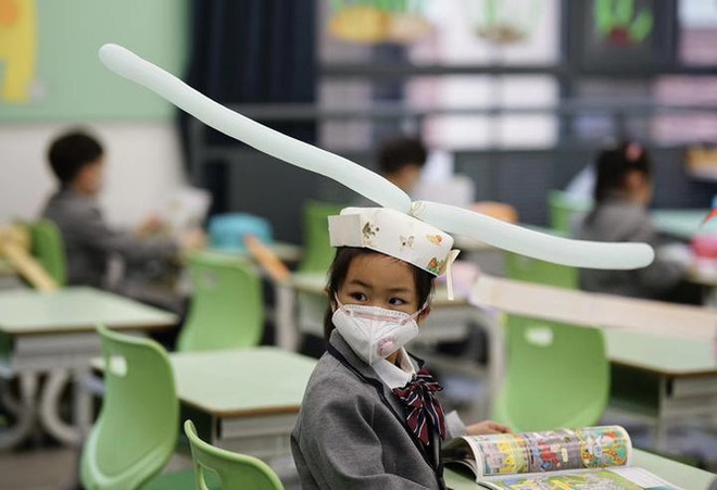 Trung Quốc: Học sinh quay lại trường học với mũ giãn cách xã hội - Ảnh 5.