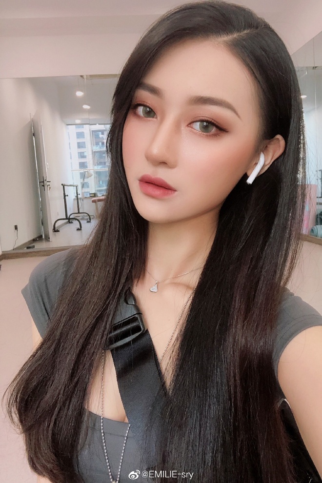 Xuất hiện đối thủ của Thánh lố phát cuồng Lisa: Bạch phú mỹ tài năng vừa có tiền vừa có sắc, dát đồ hiệu từ đầu đến chân - Ảnh 16.