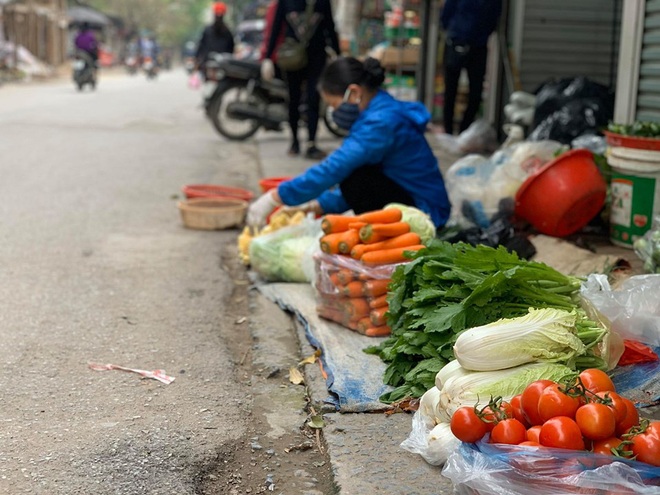 Người dân chủ động cách xa 2 mét để chống COVID-19: “Chưa bao giờ thấy mọi người ý thức tự giác cao đến thế! - Ảnh 3.