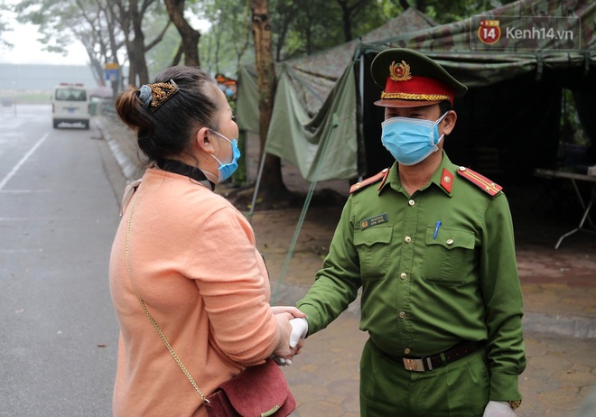 Hà Nội: Hơn 200 công dân bịn rịn chia tay để trở về nhà sau thời gian cách ly tại khu nhà ở sinh viên Pháp Vân - Tứ Hiệp - Ảnh 4.