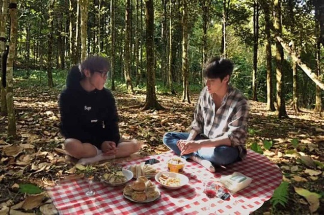 Hai nam idol nhà SM tự tổ chức picnic tại nhà vì dịch không được ra ngoài, fan “động lòng” giúp cho đi khắp thế gian luôn! - Ảnh 5.
