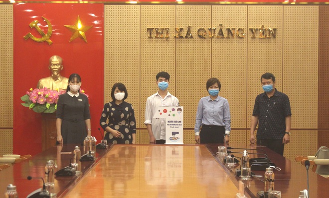 Quảng Ninh: Nam sinh lớp 9 chế tạo máy sát khuẩn tự động tặng cơ sở y tế - Ảnh 1.