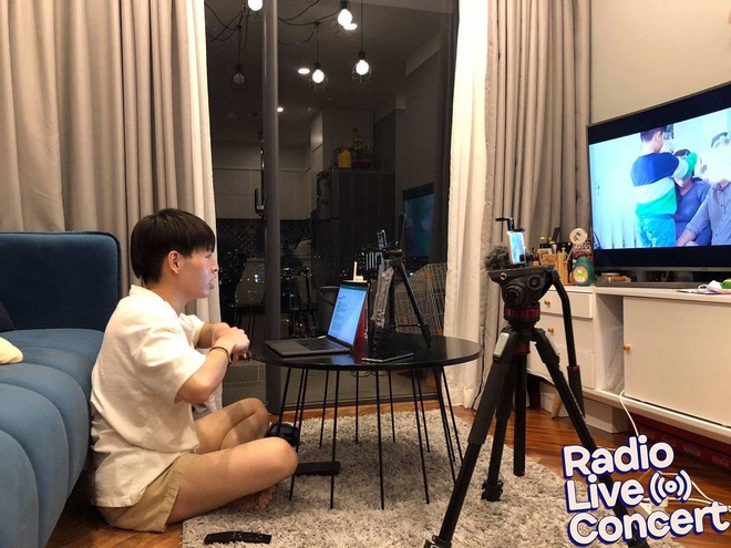 Đức Phúc livestream vừa hát vừa tâm sự kiêm luôn dạy nấu ăn, nhưng lại hốt hoảng vì sự cố làm lộ nick name của Erik: Em trai ruột mặt rắn? - Ảnh 3.