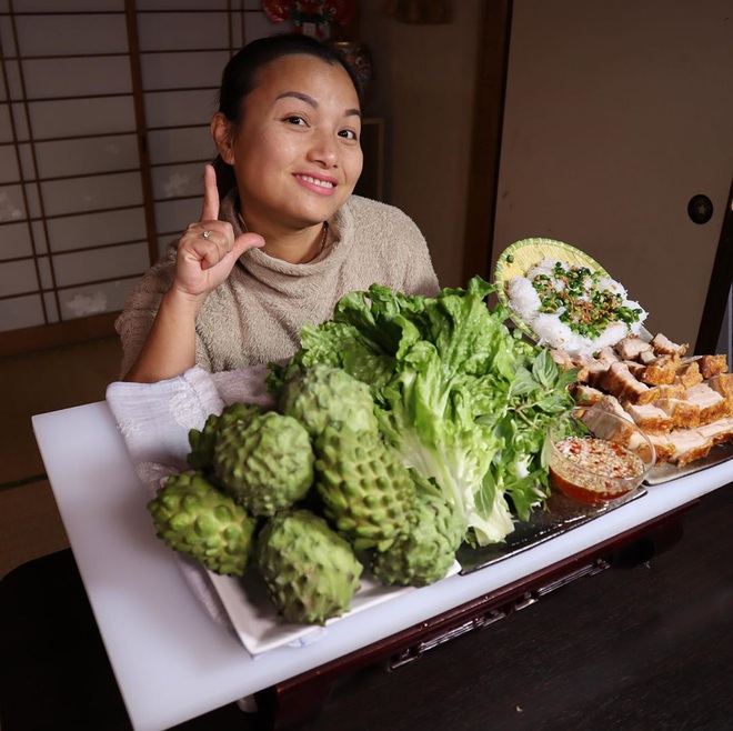 Loạt ảnh hậu trường chưa từng được tiết lộ đằng sau những vlog triệu views của Quỳnh Trần JP, xem xong c&agrave;ng thấy th&aacute;n phục &ldquo;mẹ bỉm sữa&rdquo; n&agrave;y! - Ảnh 8.